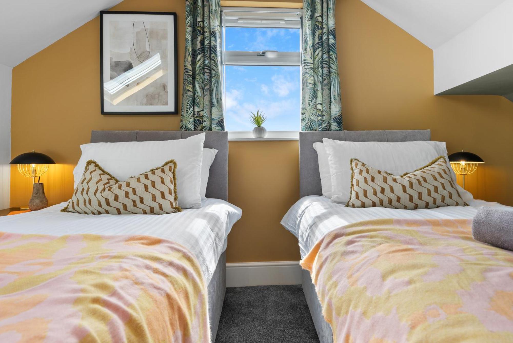 4-Bedroom Stunning Luxe, Spacious & Stylish Design House Bolton, Sleeps 11, With Parking Central Bolton, Links To Manchester, Pet-Friendly, Best For Groups! Work Contractors And Summer Special Offer! - By Blue Puffin Stays Farnworth Exterior photo