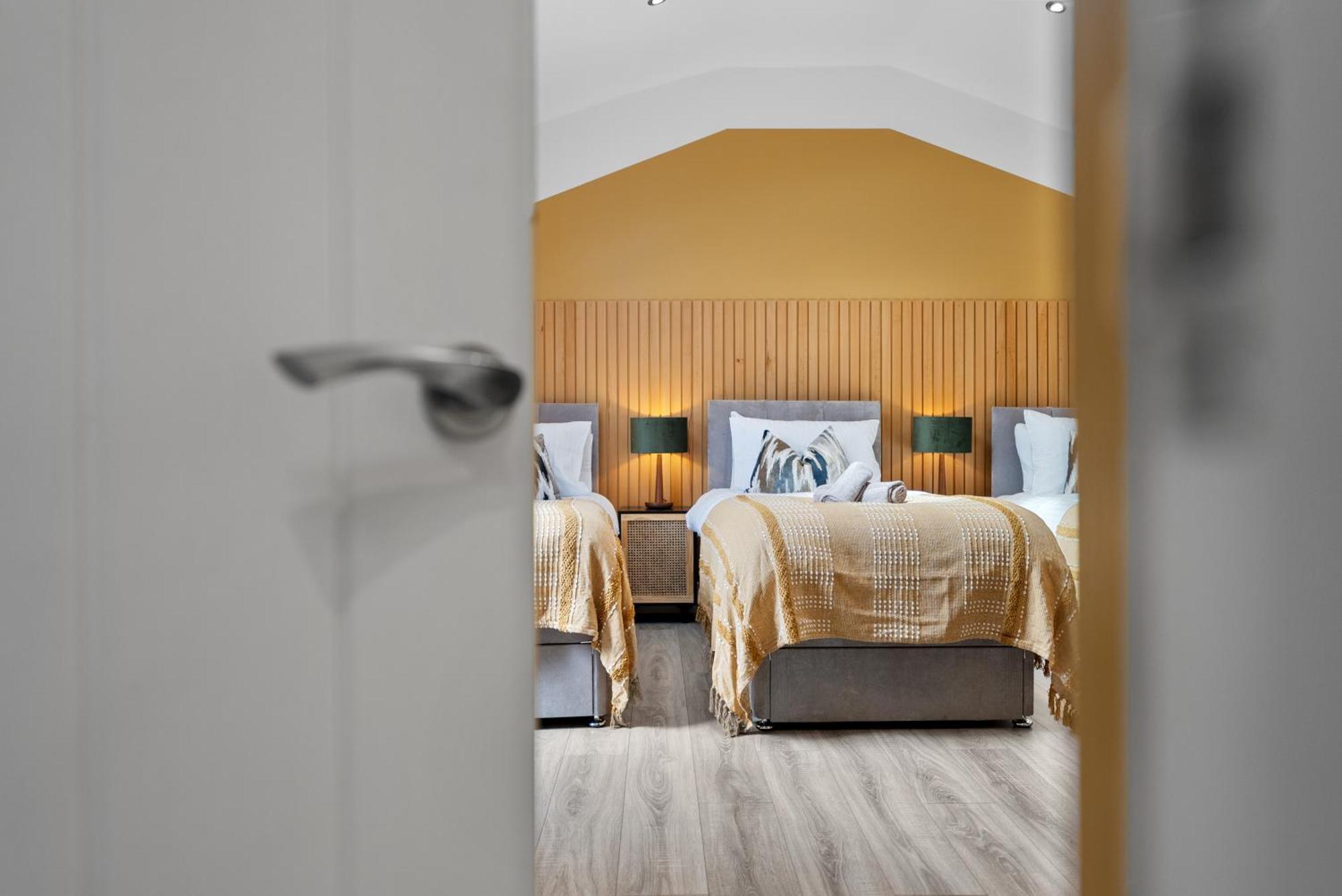 4-Bedroom Stunning Luxe, Spacious & Stylish Design House Bolton, Sleeps 11, With Parking Central Bolton, Links To Manchester, Pet-Friendly, Best For Groups! Work Contractors And Summer Special Offer! - By Blue Puffin Stays Farnworth Exterior photo