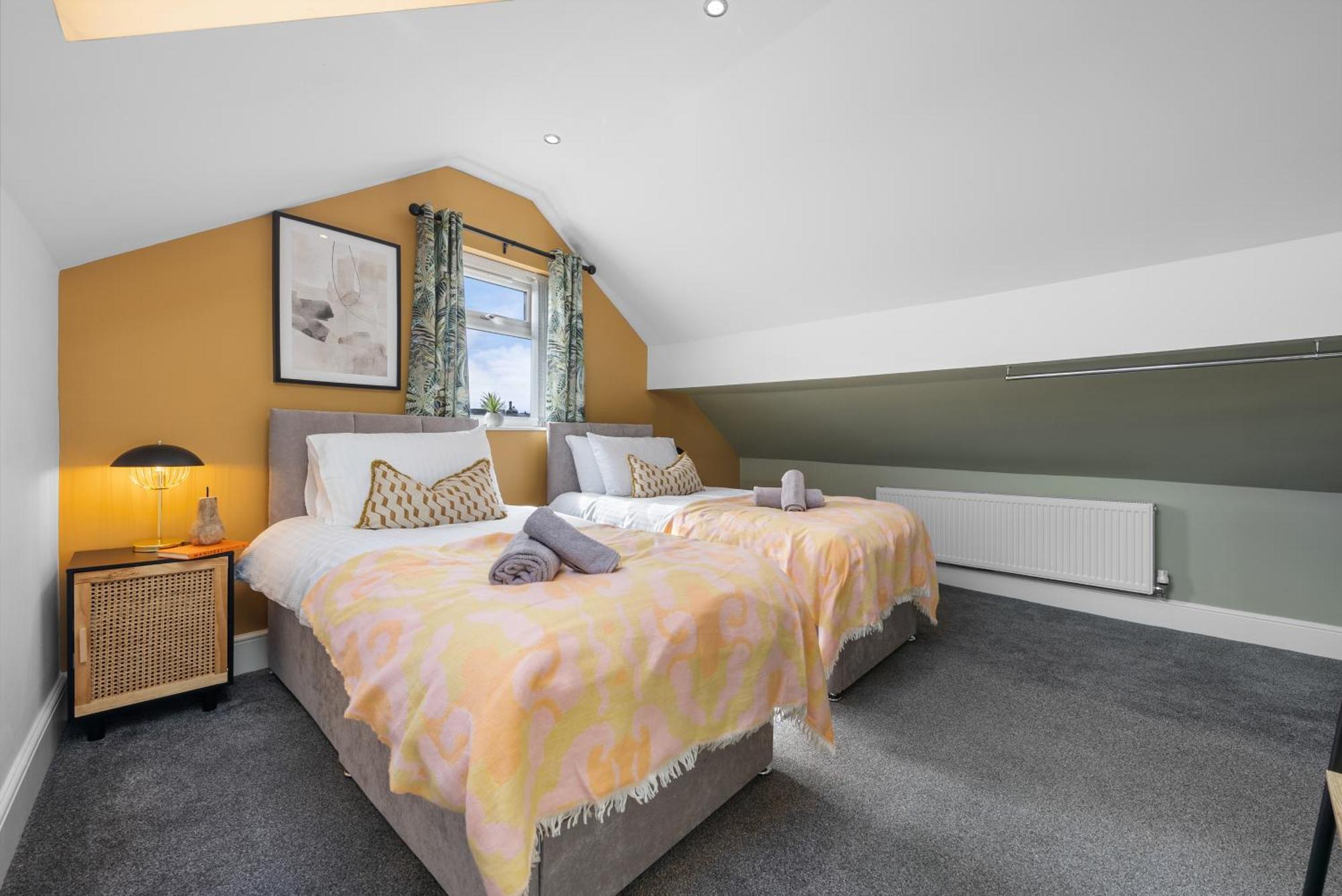 4-Bedroom Stunning Luxe, Spacious & Stylish Design House Bolton, Sleeps 11, With Parking Central Bolton, Links To Manchester, Pet-Friendly, Best For Groups! Work Contractors And Summer Special Offer! - By Blue Puffin Stays Farnworth Exterior photo