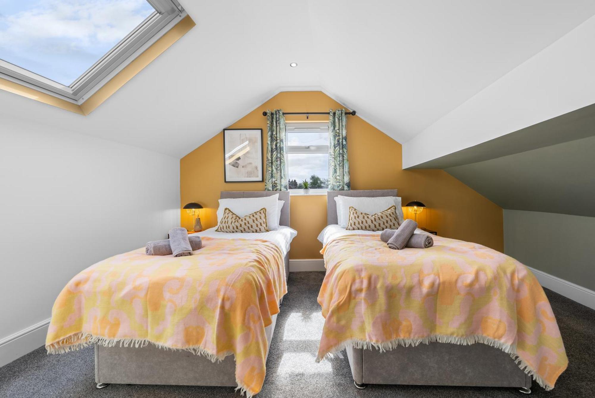 4-Bedroom Stunning Luxe, Spacious & Stylish Design House Bolton, Sleeps 11, With Parking Central Bolton, Links To Manchester, Pet-Friendly, Best For Groups! Work Contractors And Summer Special Offer! - By Blue Puffin Stays Farnworth Exterior photo