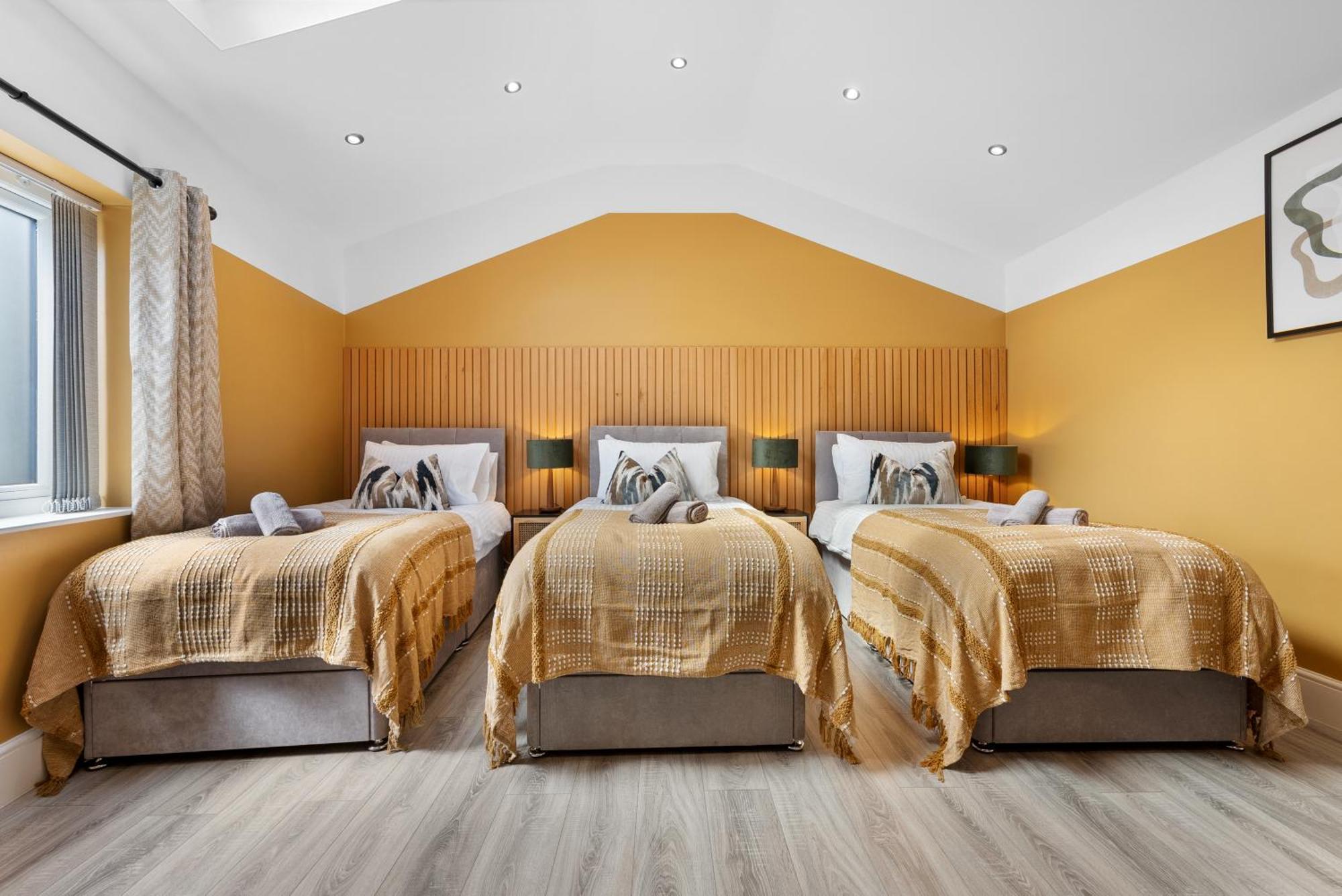 4-Bedroom Stunning Luxe, Spacious & Stylish Design House Bolton, Sleeps 11, With Parking Central Bolton, Links To Manchester, Pet-Friendly, Best For Groups! Work Contractors And Summer Special Offer! - By Blue Puffin Stays Farnworth Exterior photo