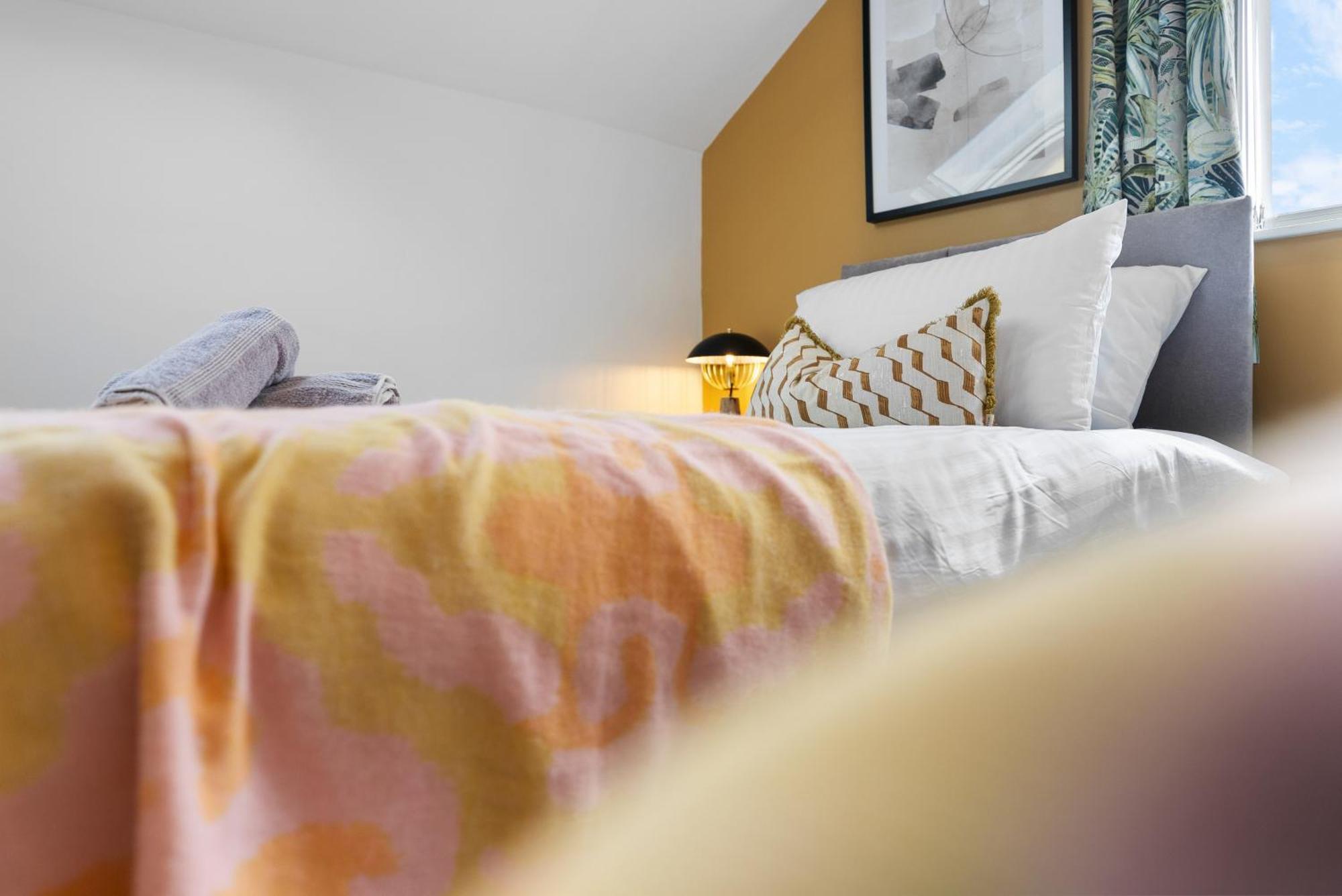 4-Bedroom Stunning Luxe, Spacious & Stylish Design House Bolton, Sleeps 11, With Parking Central Bolton, Links To Manchester, Pet-Friendly, Best For Groups! Work Contractors And Summer Special Offer! - By Blue Puffin Stays Farnworth Exterior photo