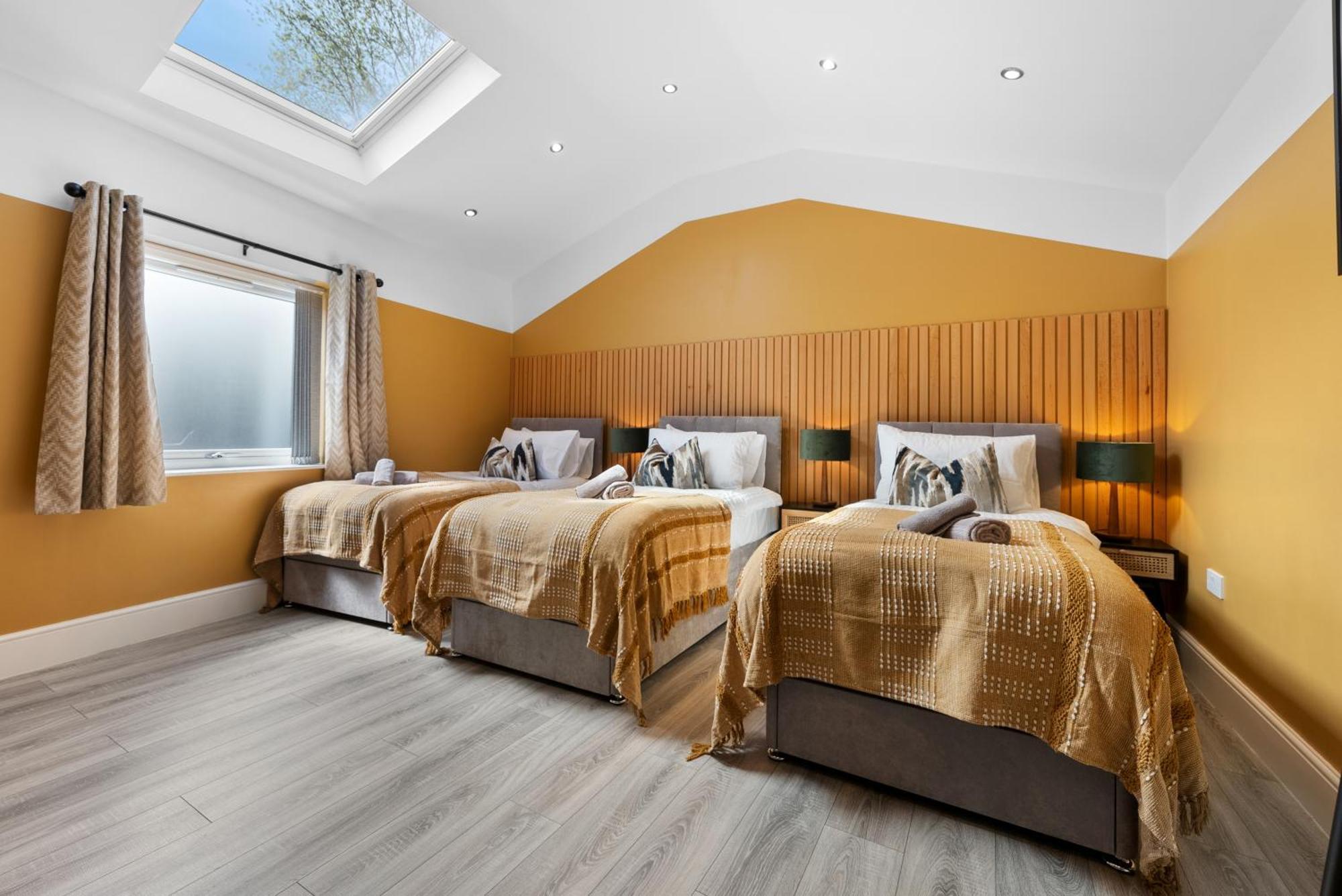 4-Bedroom Stunning Luxe, Spacious & Stylish Design House Bolton, Sleeps 11, With Parking Central Bolton, Links To Manchester, Pet-Friendly, Best For Groups! Work Contractors And Summer Special Offer! - By Blue Puffin Stays Farnworth Exterior photo