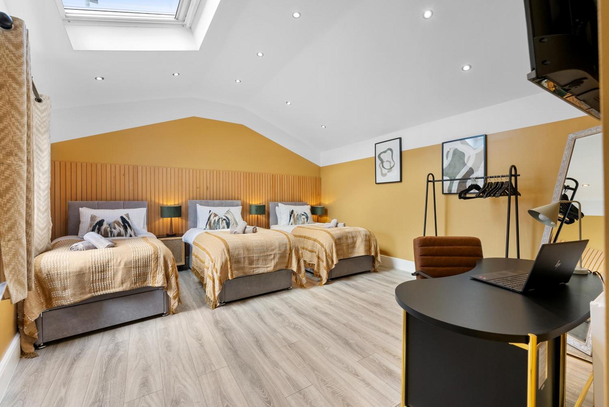 4-Bedroom Stunning Luxe, Spacious & Stylish Design House Bolton, Sleeps 11, With Parking Central Bolton, Links To Manchester, Pet-Friendly, Best For Groups! Work Contractors And Summer Special Offer! - By Blue Puffin Stays Farnworth Exterior photo