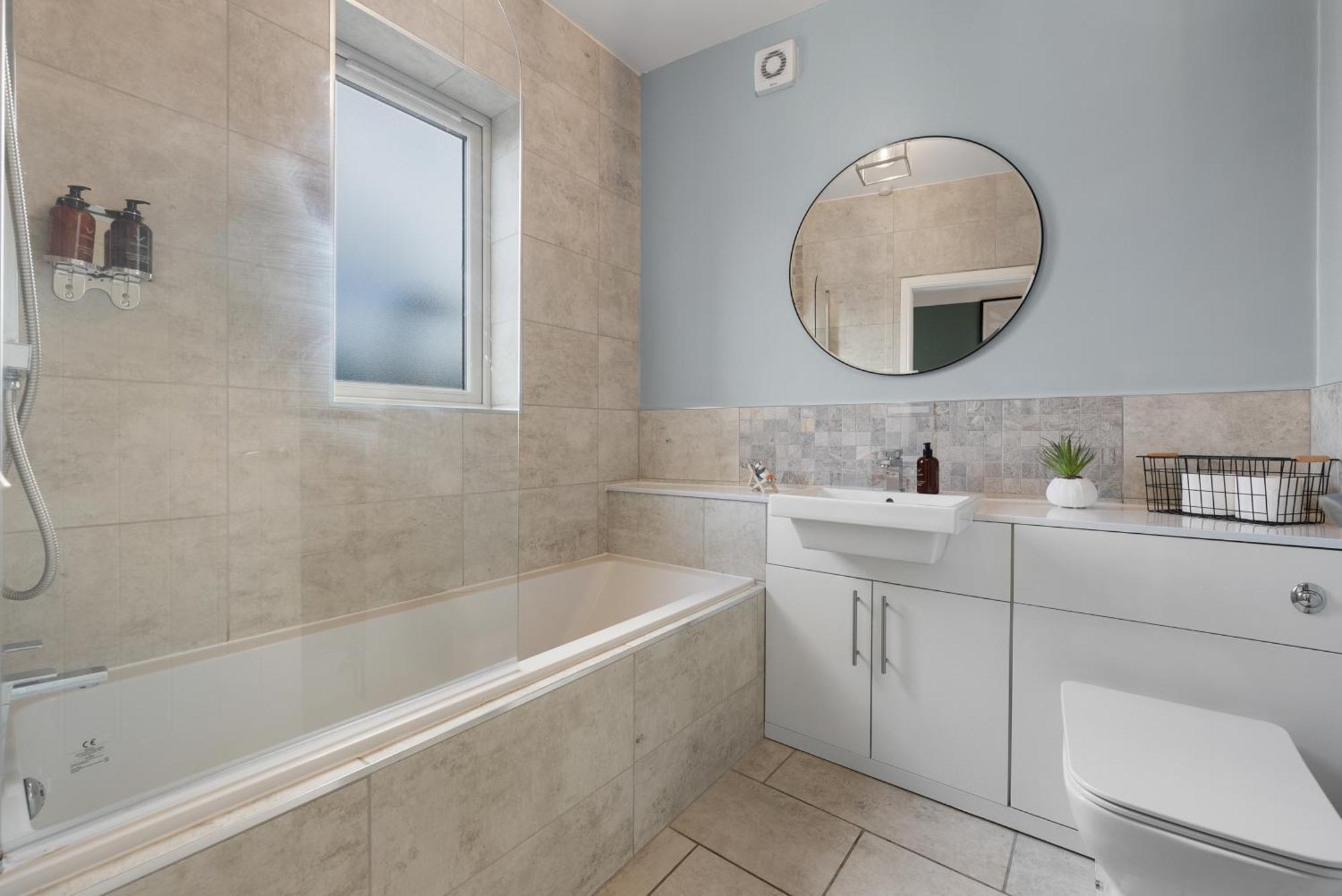 4-Bedroom Stunning Luxe, Spacious & Stylish Design House Bolton, Sleeps 11, With Parking Central Bolton, Links To Manchester, Pet-Friendly, Best For Groups! Work Contractors And Summer Special Offer! - By Blue Puffin Stays Farnworth Exterior photo