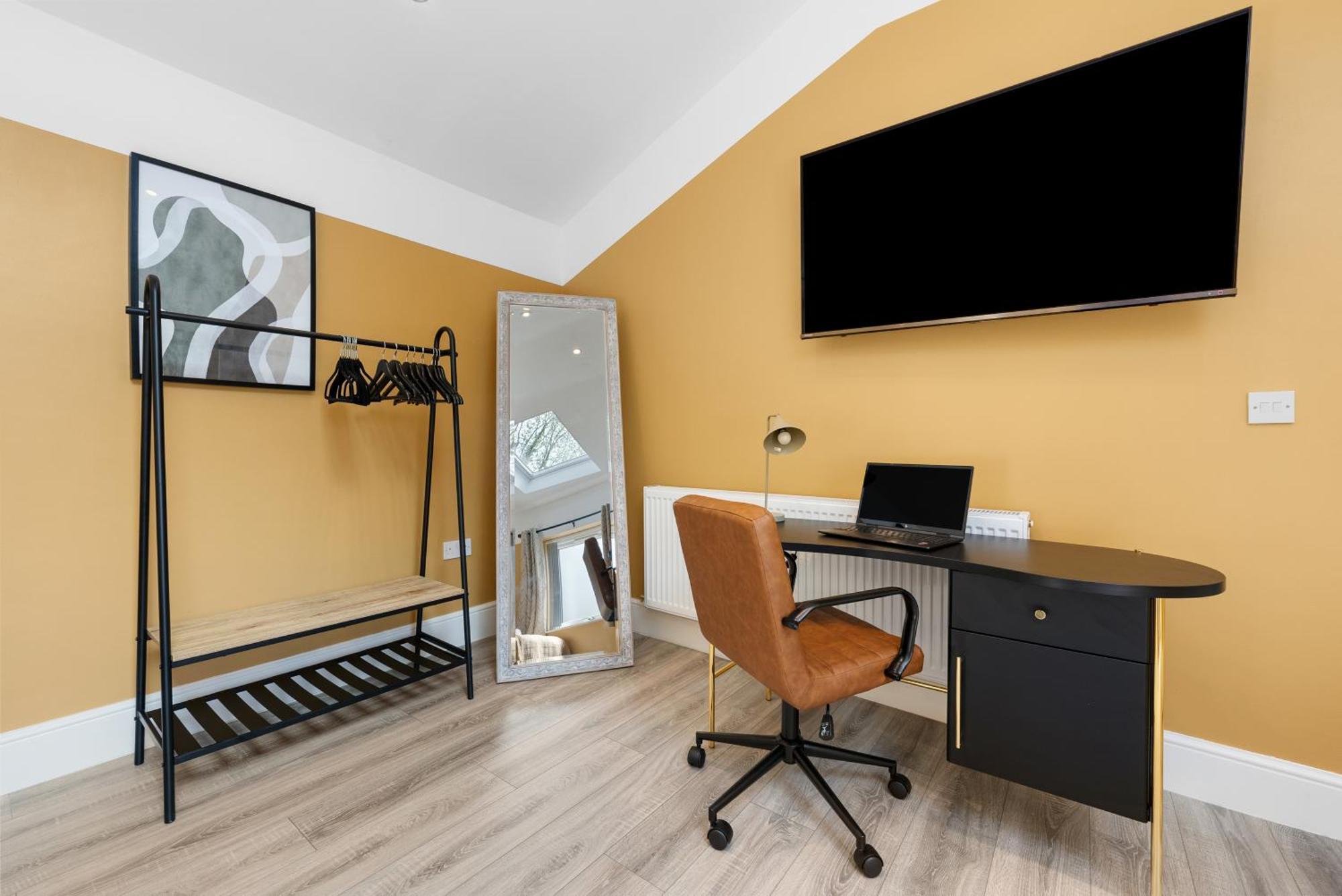 4-Bedroom Stunning Luxe, Spacious & Stylish Design House Bolton, Sleeps 11, With Parking Central Bolton, Links To Manchester, Pet-Friendly, Best For Groups! Work Contractors And Summer Special Offer! - By Blue Puffin Stays Farnworth Exterior photo