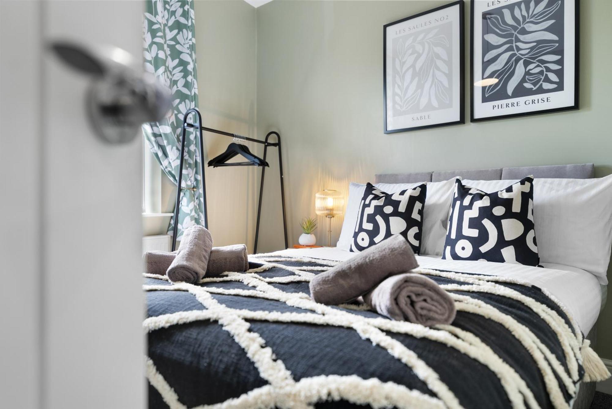 4-Bedroom Stunning Luxe, Spacious & Stylish Design House Bolton, Sleeps 11, With Parking Central Bolton, Links To Manchester, Pet-Friendly, Best For Groups! Work Contractors And Summer Special Offer! - By Blue Puffin Stays Farnworth Exterior photo