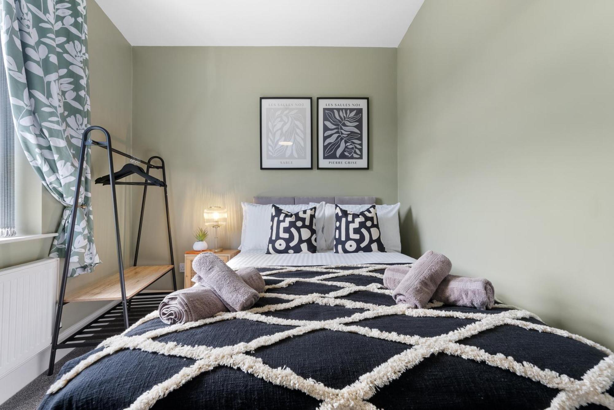 4-Bedroom Stunning Luxe, Spacious & Stylish Design House Bolton, Sleeps 11, With Parking Central Bolton, Links To Manchester, Pet-Friendly, Best For Groups! Work Contractors And Summer Special Offer! - By Blue Puffin Stays Farnworth Exterior photo