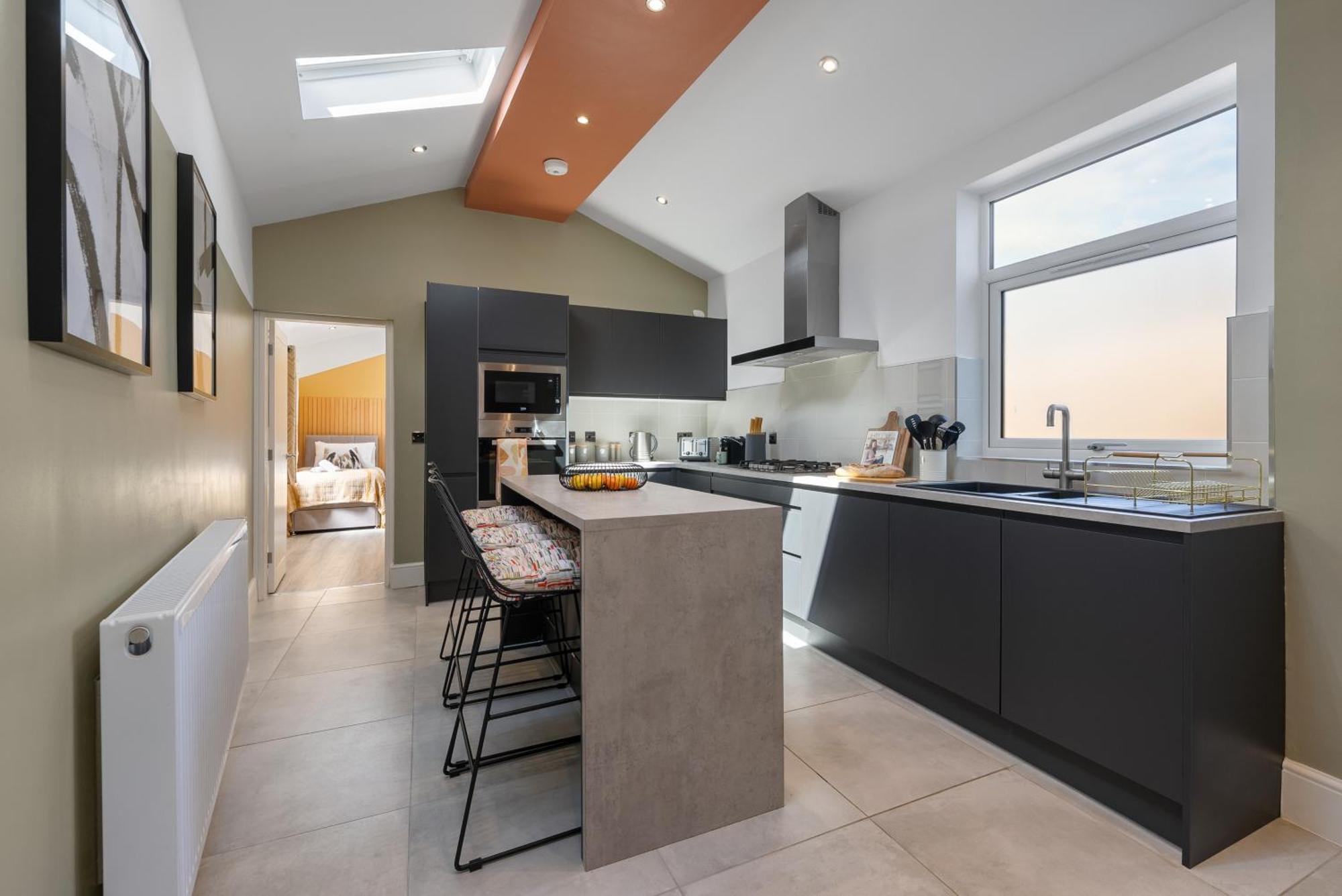 4-Bedroom Stunning Luxe, Spacious & Stylish Design House Bolton, Sleeps 11, With Parking Central Bolton, Links To Manchester, Pet-Friendly, Best For Groups! Work Contractors And Summer Special Offer! - By Blue Puffin Stays Farnworth Exterior photo